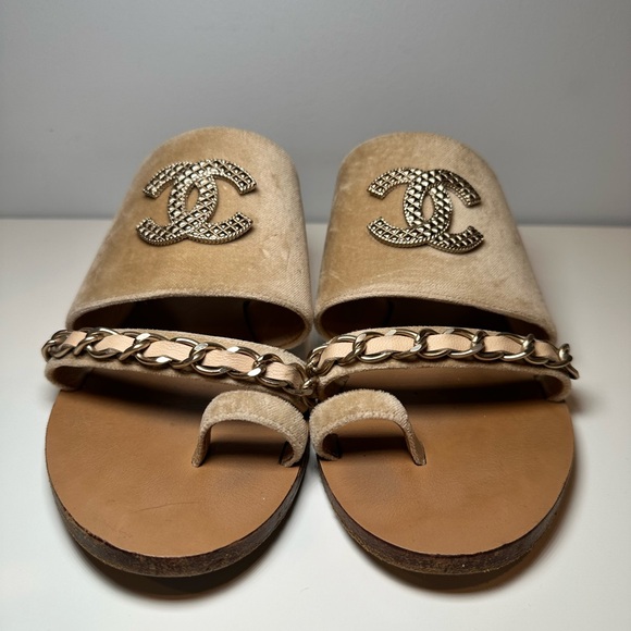 CHANEL
Beige Velvet CC Chain Flat Sandals Size 38C - Picture 6 of 6